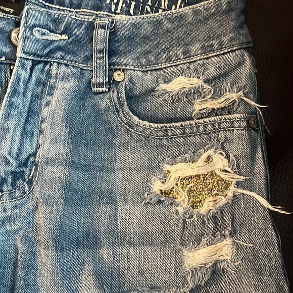 Ripped jean shorts - Picture 2 of 3